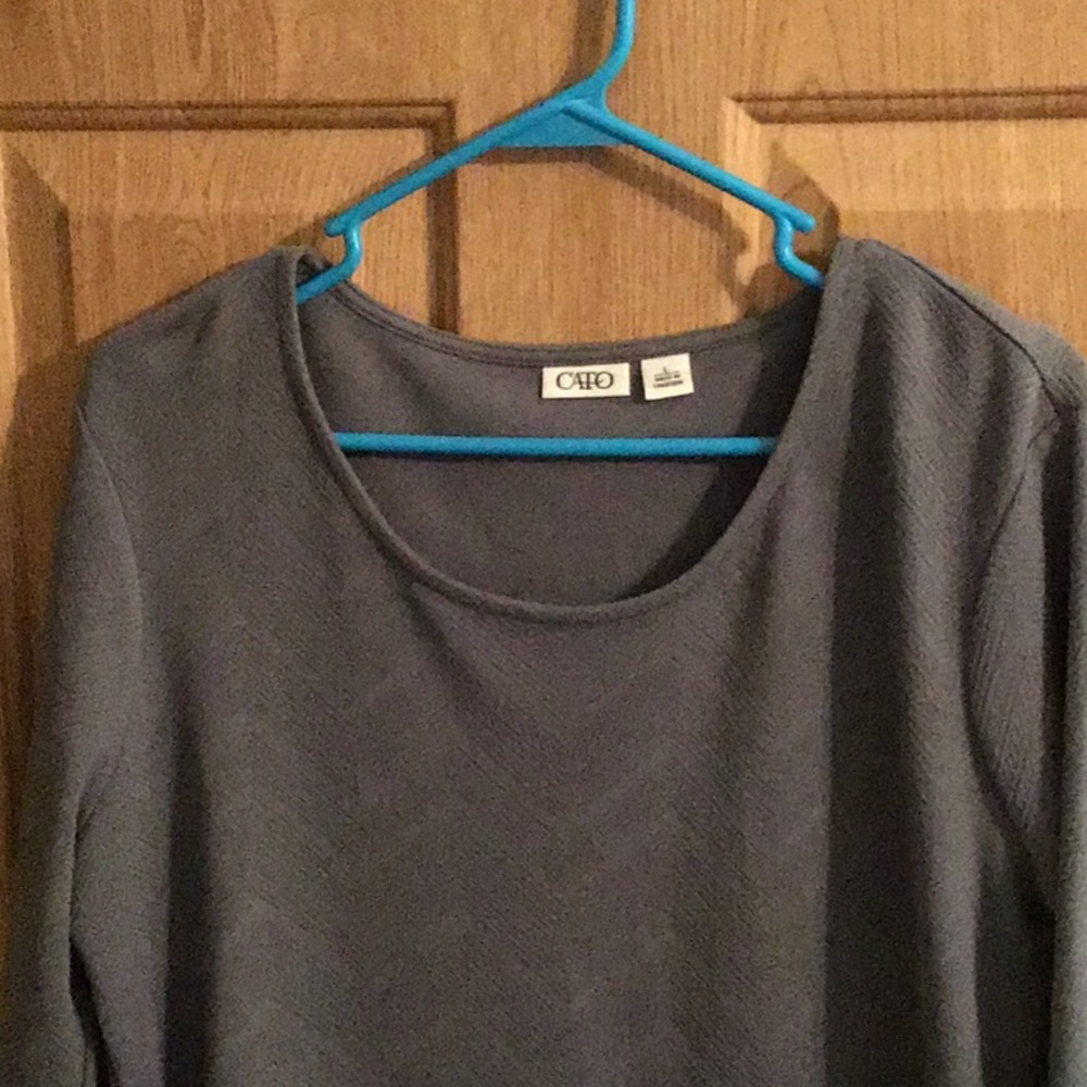 CATOS TOP THAT WOYLD GO WITH JEANS OR SKIRT.